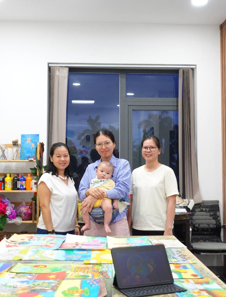 Chị Quyên, cô Ngôn, cô Thanh chấm giải hội thi vẽ tranh sắc màu việt nam