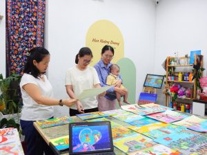 BGK chấm bài dự thi cuộc thi vẽ tranh sắc màu việt nam