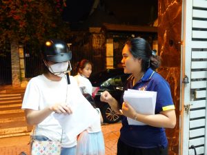 cô Trinh phát thư mời gala chào hè