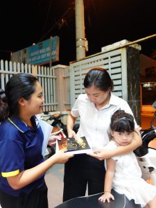 phụ huynh nhận thư mời gala chào hè