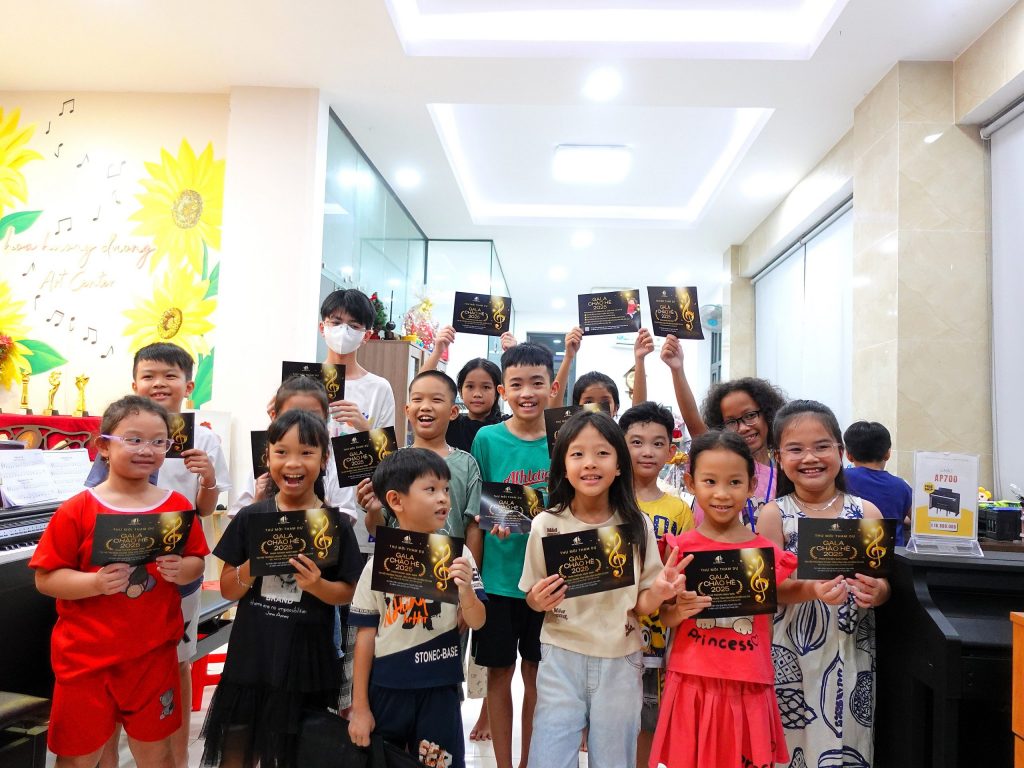học viên trung tâm hoa hướng dương nhận thư mời gala chào hè