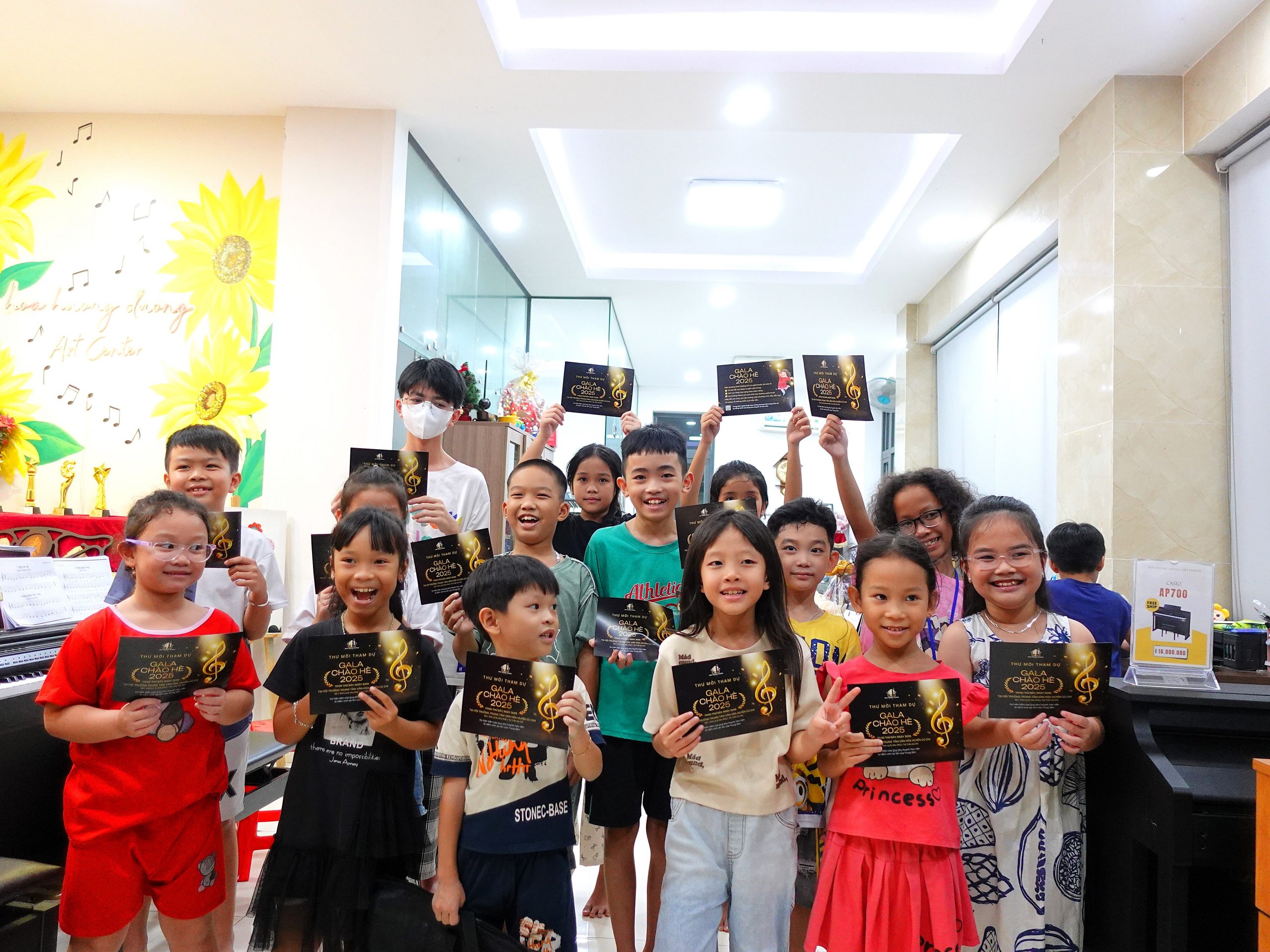 học viên trung tâm hoa hướng dương nhận thư mời gala chào hè