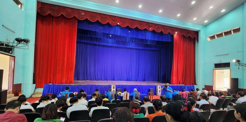 sân khấu biểu diễn của Gala chào hè 2025 do trung tâm nghệ thuật Hoa Hướng Dương tổ chức